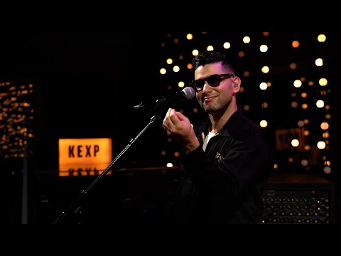 Videoclip de Easy To Love — Aaron Frazer