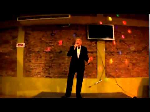 Dr. Richard Maulión cantando "She" en "La Esquina" Resto Bar