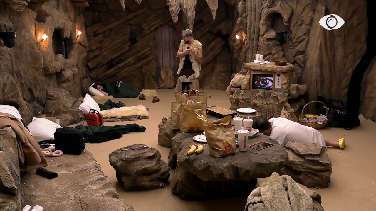 Gjesti luan me banorët e shpellës duke i gjuajtur me pipë