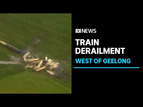 Train derails, shipping containers strewn across tracks at Inverleigh | ABC News