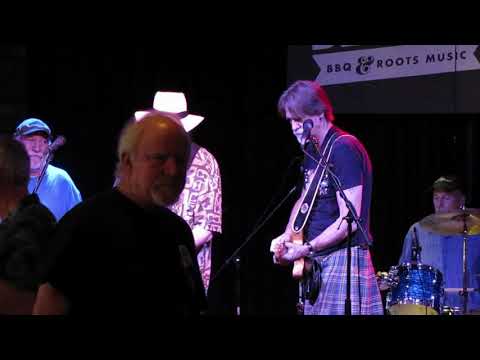 Mixing bands on a Yamaha MGP24X house console at the Blue Note Grill - Video 19