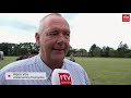Veulens stelen show tijdens fotoshoot