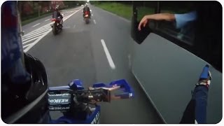 Смотреть онлайн Мото прикол: мотоциклист дал пять водителю автобуса