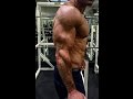 De gros triceps avec les extensions poulie corde buste penché