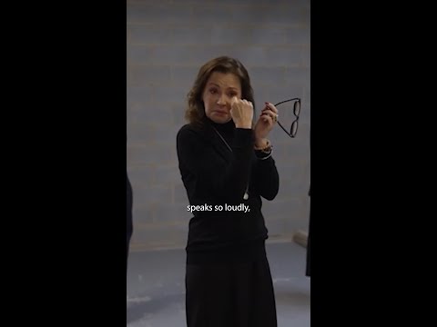 Tina Arena's reaction to seeing her portrait by Georges Antoni at the National Portrait Gallery!