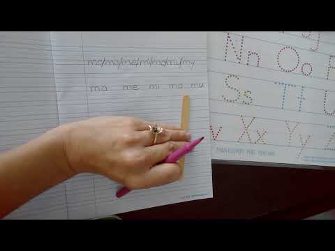 Écriture de syllabes dans le cahier de devoirs.