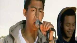 Rizzle Kicks - Down With The Trumpets (LIVE) [HQ]