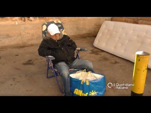 Ritrovato esanime su una sdraio: Lello ubriaco spende i 20 euro della sim per il vino