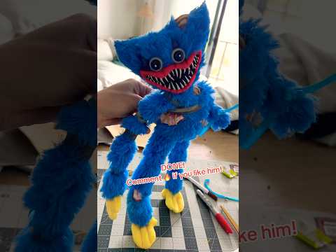 Damaged Huggy Wuggy Plush DIY! 🧵🪡 #huggywuggy #poppyplaytimechapter4 #yarnaby #doey #pianosaurus