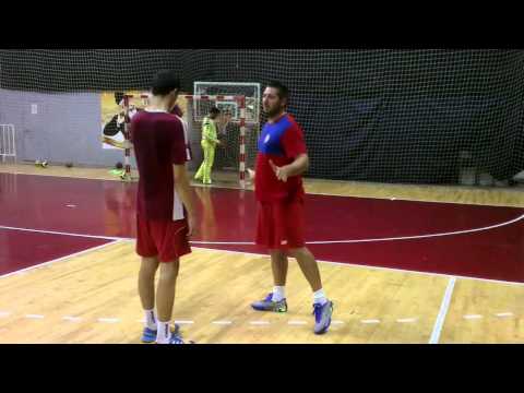 Šmigić daje savete na treningu