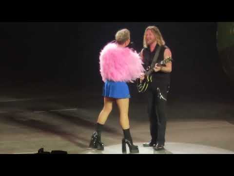 P!NK & Willow Sage Hart "Cover Me in Sunshine" - Live @ Paris La Défense Arena - 20/06/2023 [HD]