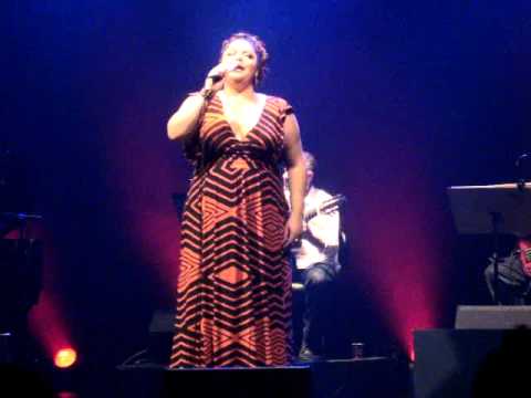 Fabiana Cozza canta "Refém da Solidão"