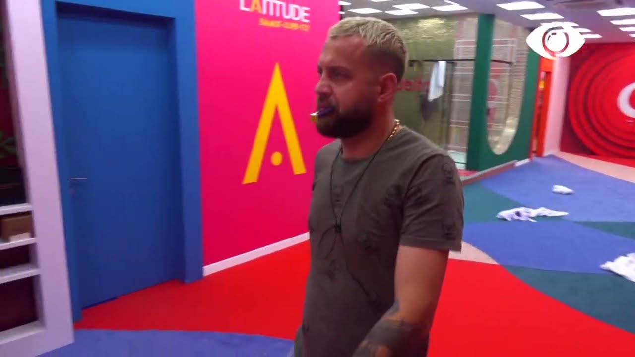 Luizi shton rrëmujën në shtëpi, derdh ketchup mbi tavolinë