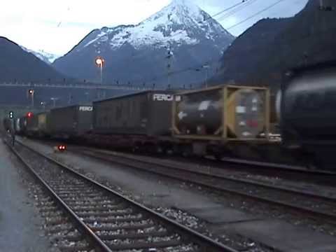 DOPPIA TRAZIONE Re 6/6 + Re 4/4 CON MERCI PARTE DA  ERSTFELD (CH) 1 - 6 - 2014.