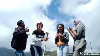 preview picture of video 'Ayo goyang di gunung Kelud'