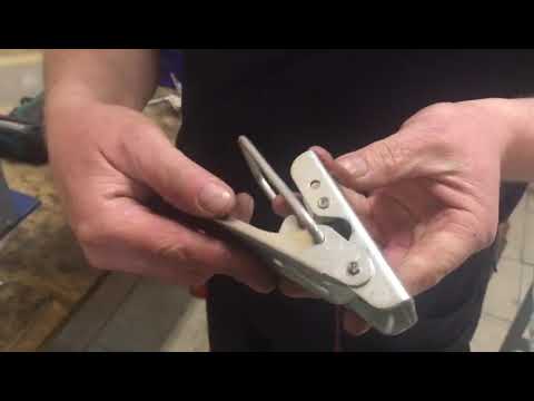 Сборка деталей клепкой на станке для клепания