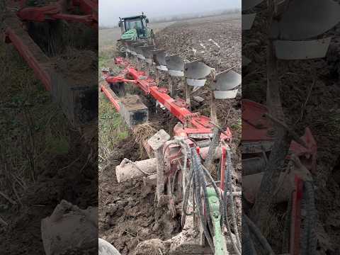 TRACTOR BURIED IN MUD LAND WHEN IT TRYING TO PULL IT #johndeere