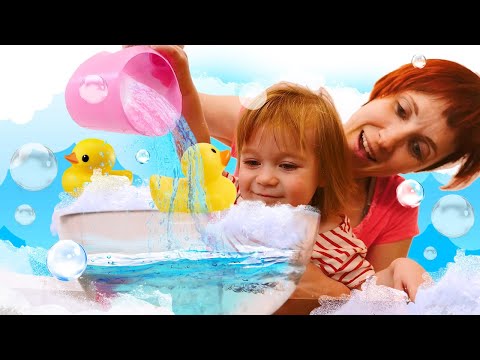 Baby Bianca badet ihre Spielsachen. Kinder Video auf Deutsch. Ich heiße Bianca
