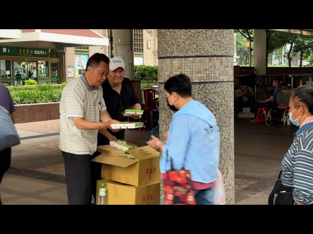 A day in the life: How a homeless man finds meals in Taipei