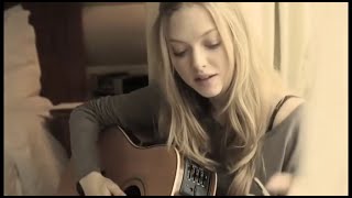 Actress Amanda Seyfried sings a love song in home video