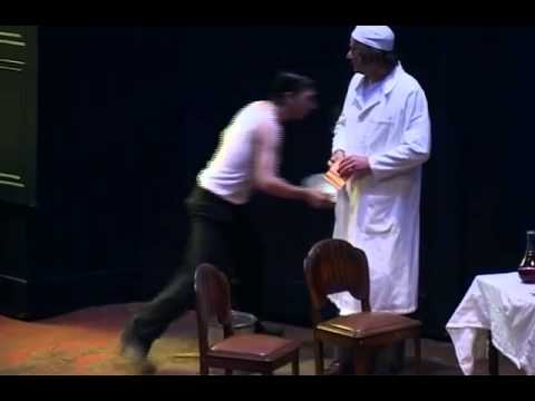 Μολιέρος, Le Médecin malgré lui [Ο Γιατρός με το Στανιό],1666,  Γ΄ Πράξη, σκηνή 1, απόσπασμα από τη σκηνοθεσία του [[#Jean Liermier [Ζαν Λιερμιέ]#]]. Στη σκηνή αυτή ο Λέανδρος ζητά τη συνδρομή του Σγαναρέλου, ο οποίος του εξομολογείται ότι δεν είναι γιατρός και αναπτύσσει, μέσα από μια χυμώδη κωμική τιράδα, τις τεχνικές της προσποίησης και της επίφασης της ιατρικής αυθεντίας, παρωδώντας την επιστημονική ρητορική της εποχής του.