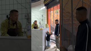 She Was Too Short to Reach the Counter… So the Shopkeeper Missed Her