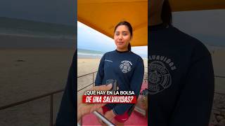 ¿Qué hay en la bolsa de una salvavidas?