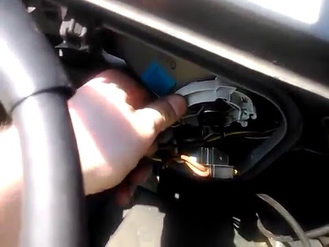 How to replace a headlight bulb on Mercedes-Benz W124
