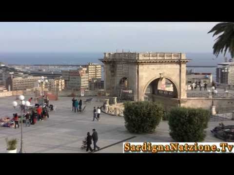 Fenicotteri Rosa in volo sulla città di Cagliari