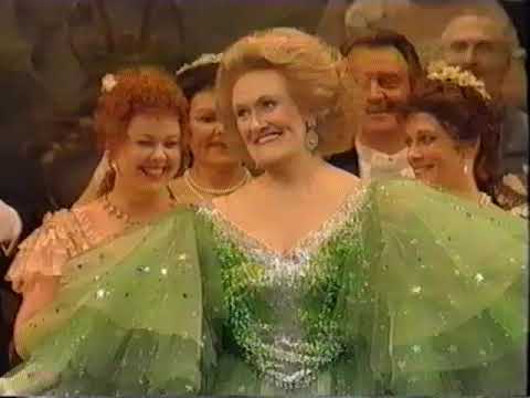 Dame Joan Sutherland -  "Guest Scene in Die Fledermaus"