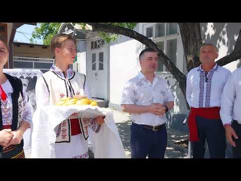 Dumitru Hanganu în ograda casei părinteşti a tatălui Valeriu Hanganu, s. Cociulia, 22.06.2025