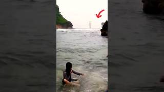 Download lagu Perhatikan arah panah, kayak sosok ratu pantai selatan muncul #ratupantaiselatan #pantai mp3