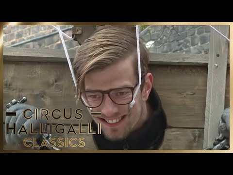 Aushalten: Wer hält länger am Pranger aus? | 1/2 | Circus Halligalli Classics | ProSieben
