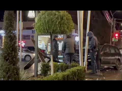 Էջմիածնում մեքենան բախվել է ցուցավահանակին, տապալել այն