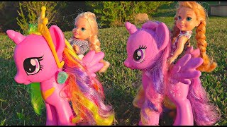 Elsa and Anna toddlers ride their bikes and the ponies- adventures with my little pony