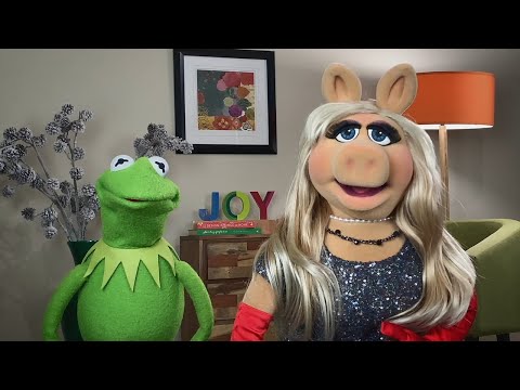 Miss Piggy and Kermit the Frog Lead Some Vocal Warm-Ups - The Disney Holiday Singalong