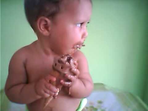 lavinia se acabando no sorvete!!!