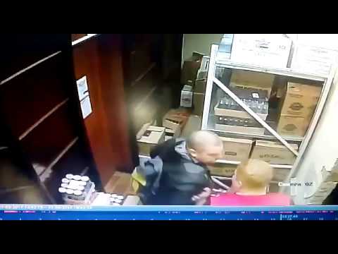 Мужчина получил бутылкой по голове в магазине в Костроме