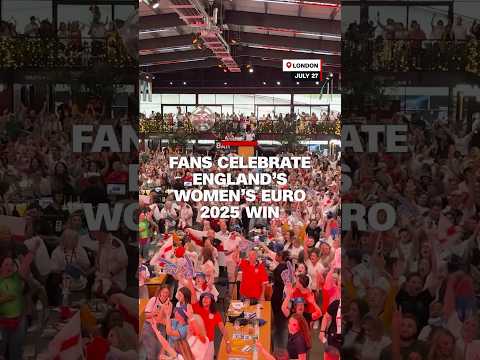 女子ユーロ2025決勝の勝利を祝うイングランドのファンたち (Fans in England celebrate Women's Euro 2025 final win)