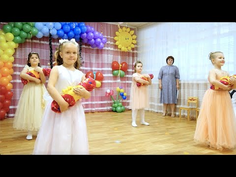 Невероятно трогательный танец детей с малышами