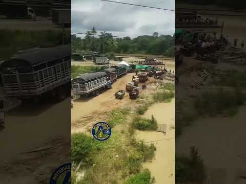 San Juan de Urabá: camiones y gente cruzando en planchón, sin puente listo. Así avanzamos 💪📍