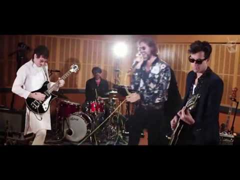 Mark Ronson - I Sat By The Ocean (Queens of the Stone Age Cover)