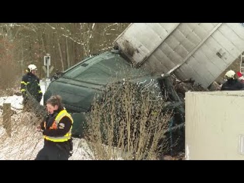 Accident: Regional train collides with truck and derails near Ribnitz-Damgarten
