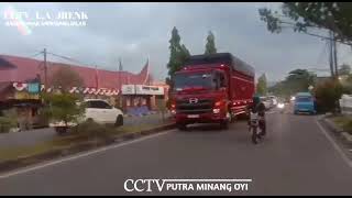 Download lagu kena sodrek sama anak CCTV putra minang.. mp3