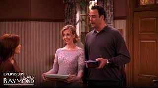 Download lagu The Barones Try Look Their Best for Thanksgiving | Everybody Loves Raymond mp3