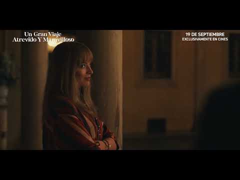 Cruza la puerta junto a Margot y Colin