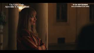 Cruza la puerta junto a Margot y Colin