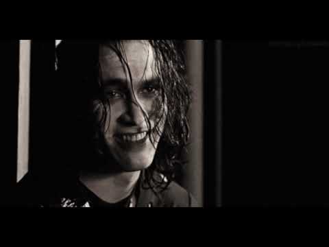 IL CORVO di Alex Proyas - Spettrale indagine panoramica sulla misteriosa morte di BRANDON LEE