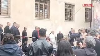 Papa Leone XIV arriva alla parrocchia di Ponte Mammolo: il saluto ai fedeli