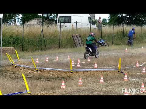 Lorenzo alla Arena di Traverso Novara con Junior Motor School. Moto con n. 15.